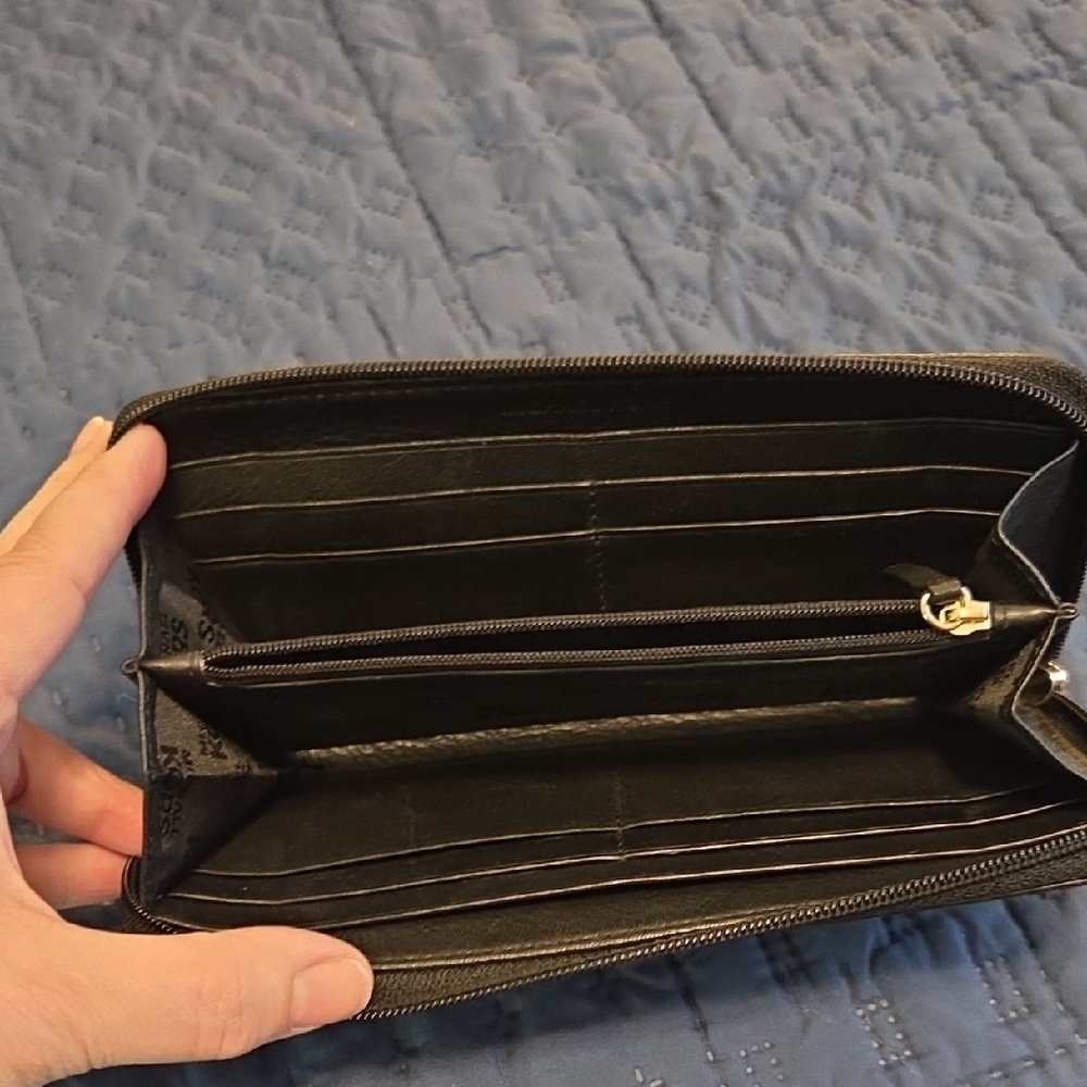 EUC MICHAEL KORS BLACK LEATHER WALLET WITH GOLD HARDWARE